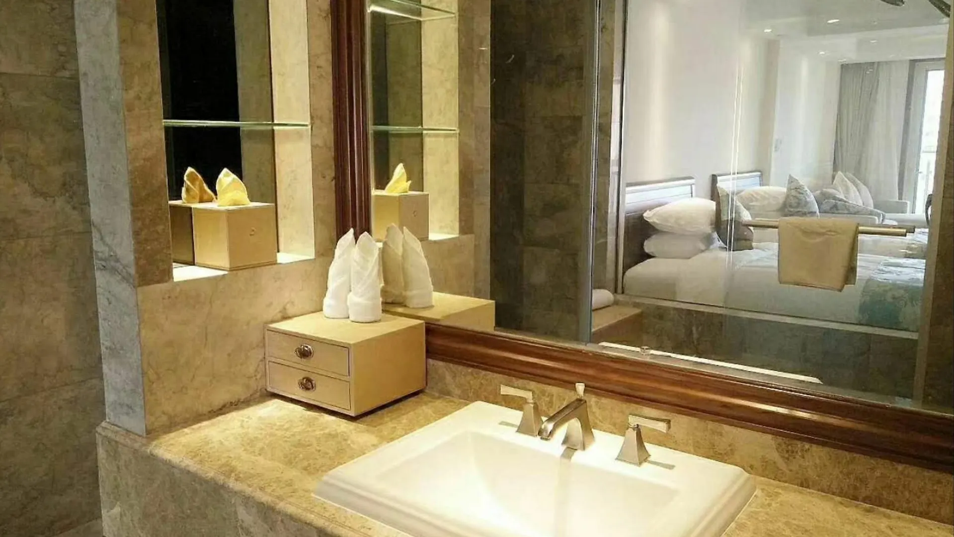 Sanya Baohong Shanghai Huating Boutique Hotel 4*,
